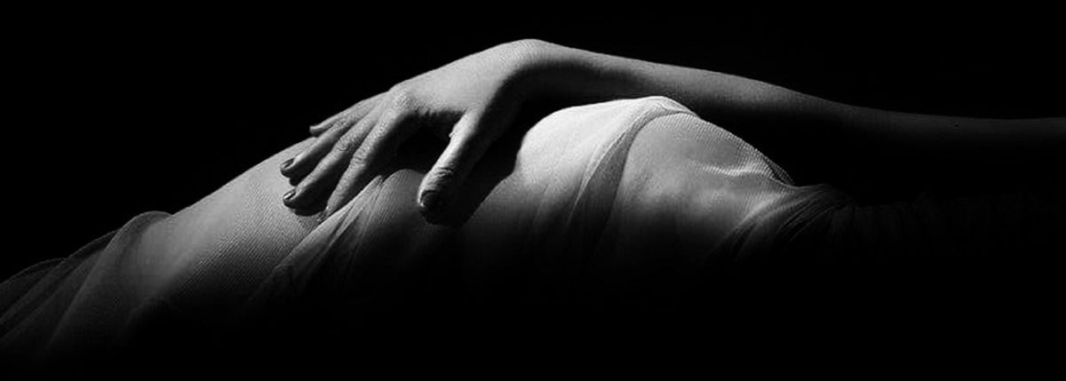 Sinnliche Hand berührt Körper, erotische Stimmung, Seide, dunkler Hintergrund, Intimität