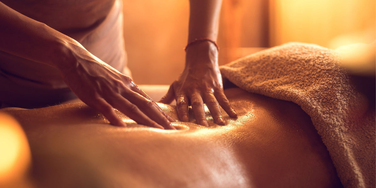 Sinnliche Massage mit Gleitgel, entspannte Atmosphäre, Nahaufnahme Hände auf Haut