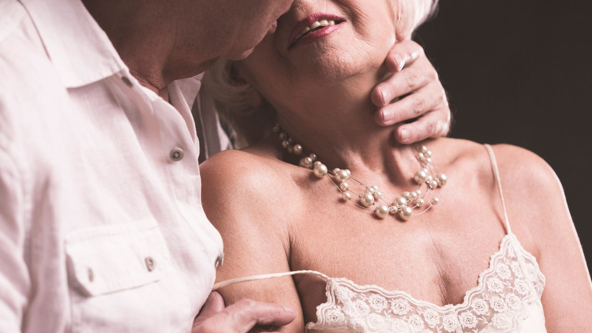 Ältere Personen die sich umarmen