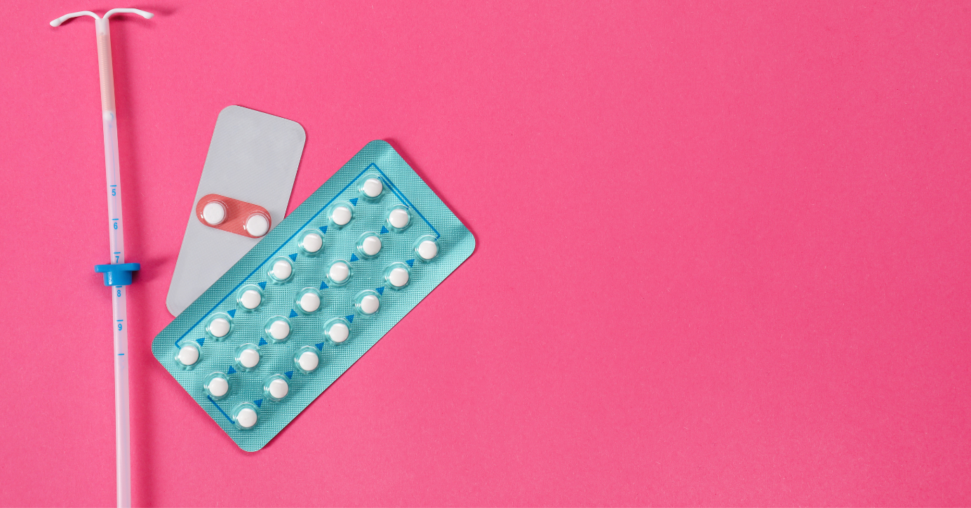 Verhütungsmittel, Spirale, Antibabypillen und Kondome auf pinkem Hintergrund