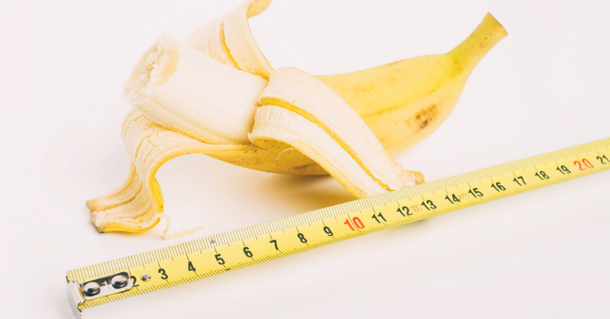Halb geschälte Banane mit Maßband, Symbol für Größenvergleich im erotischen Kontext