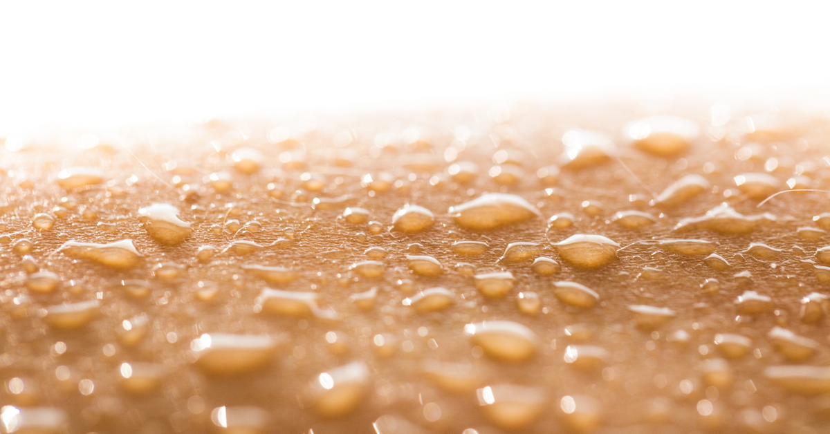 Nahaufnahme von feuchter Haut mit Wassertropfen, perfekt für Gleitgel, Erotikzubehör, Intimprodukte