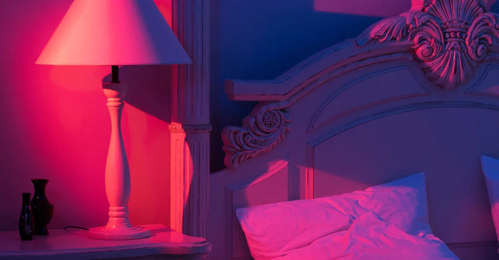 Stimmungsvolles Schlafzimmer mit Lampe, Bett, sinnlicher Beleuchtung, erotische Atmosphäre