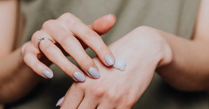 Hand trägt Gleitgel auf Handrücken auf, Nahaufnahme, diskret und pflegend