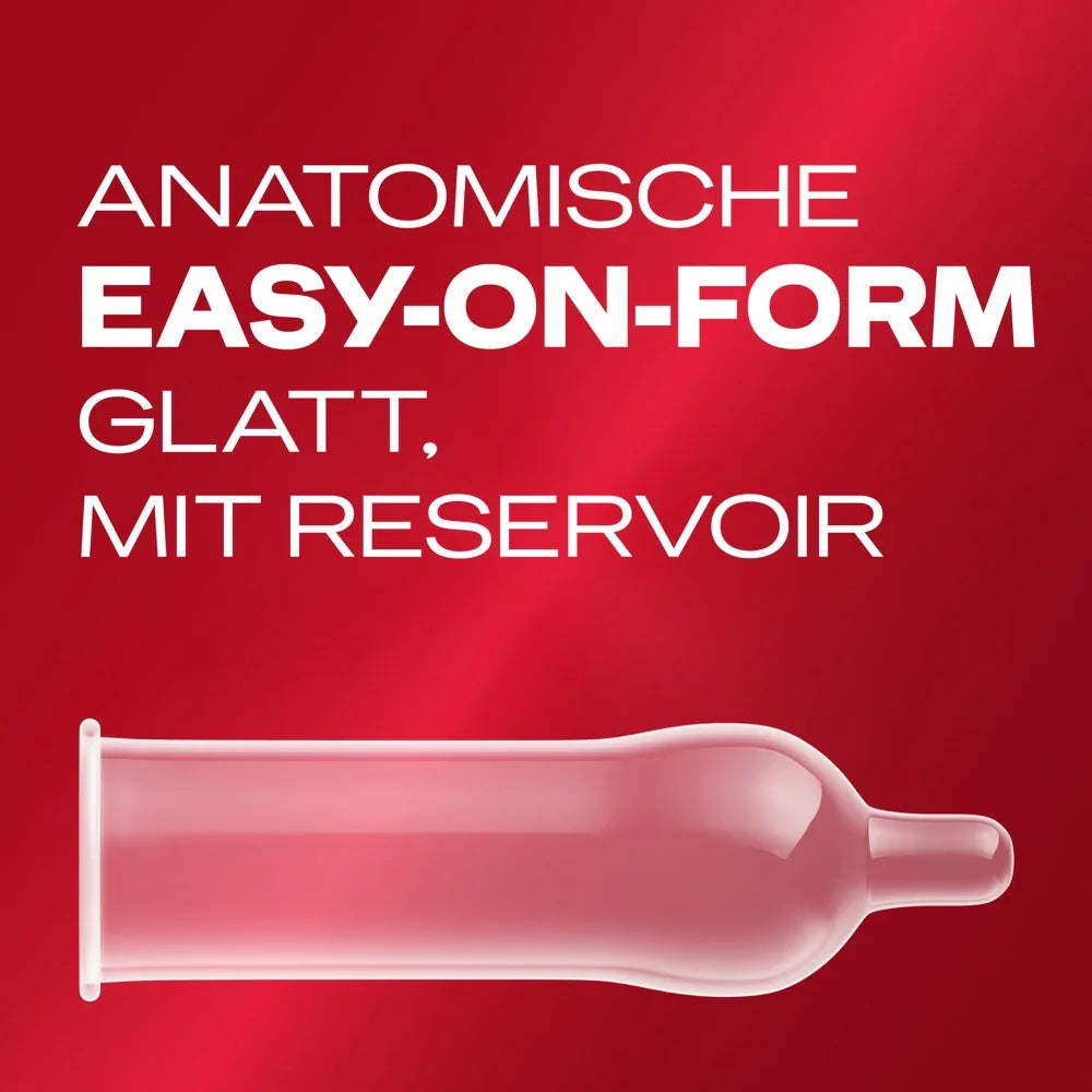 Anatomisch geformtes Kondom, glatt mit Reservoir auf rotem Hintergrund, Produktabbildung.