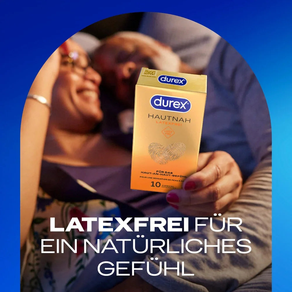 Paar hält Durex Hautnah latexfrei Kondome, lächelnd im Bett, Fokus auf Verpackung
