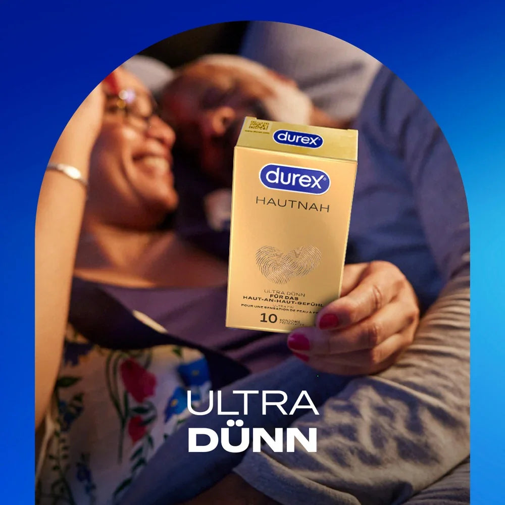 Paar im Bett hält Durex Hautnah Kondome, ultra dünn, nahe Beziehung, Verhütung