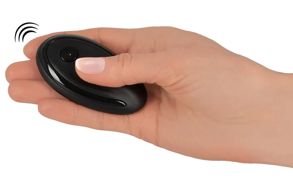 Hand hält schwarze Fernbedienung für Sexspielzeug, Nahaufnahme, diskret, ergonomisch