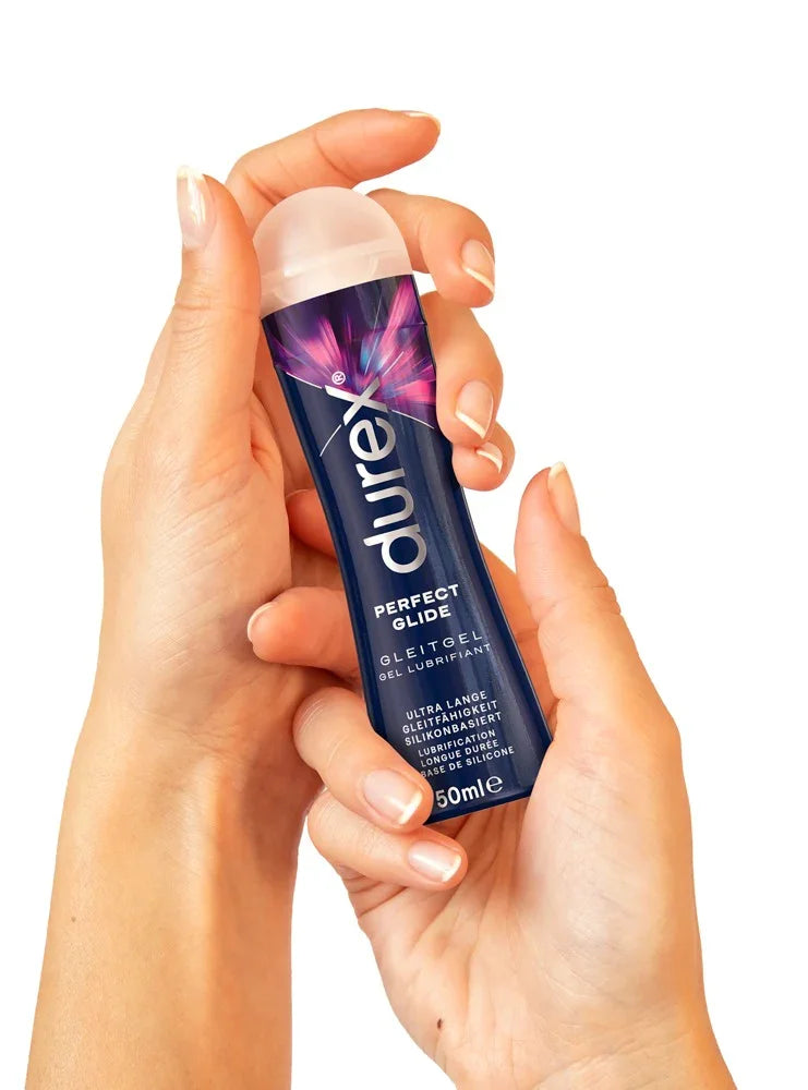 Hand hält Durex Gleitgel Perfect Glide, intimes Zubehör für Paare, 50ml