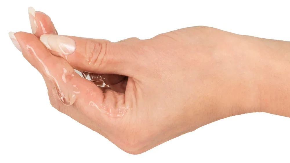 Hand mit transparentem Gleitgel, Nahaufnahme, Erotik-Accessoire für ein verbessertes Liebesleben