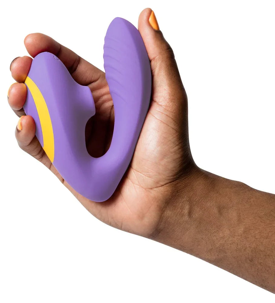 Lila und gelber Vibrator aus Silikon in Hand, intimes Liebesspielzeug für Paare