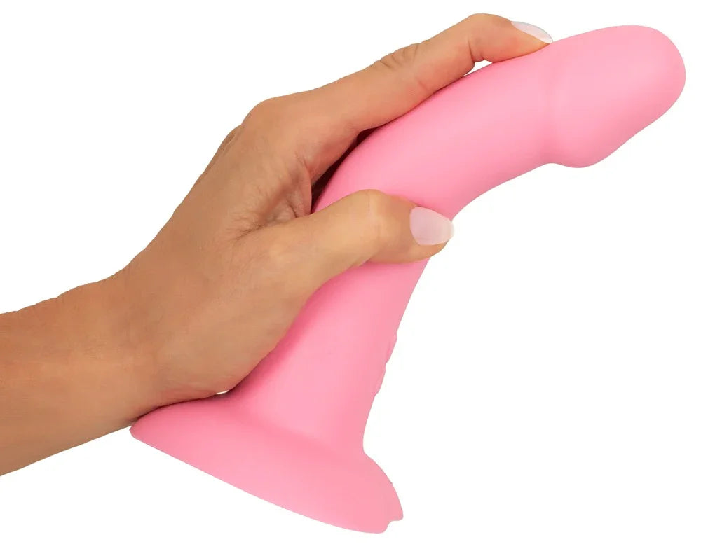 Hand hält pinken Silikon-Dildo mit realistischem Design und Saugnapf