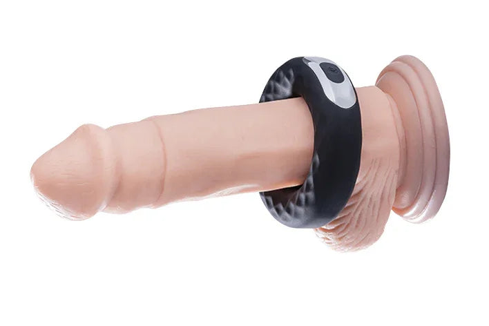 Realistisch geformter Dildo mit schwarzem Penisring zur Stimulation und Potenzsteigerung